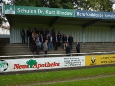 Stadtrat, beteiligte Firmen, Sponsor und Präsidium des VfL begutachten die neue Tribünenüberdachung